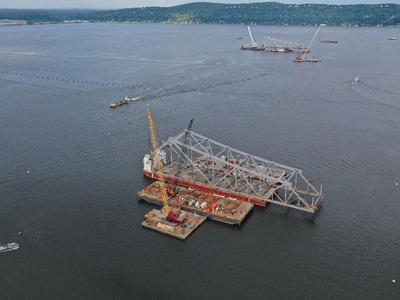 Tappan Zee Bridge hauled on barge